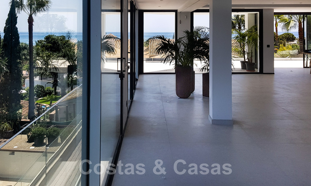 Villa contemporaine rénovée, prête à emménager, à deux pas de la mer avec vue panoramique sur la mer, à vendre à Marbella Est 32771