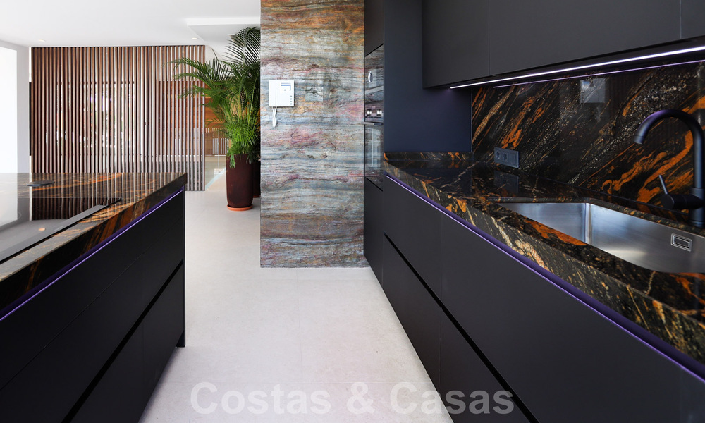 Villa contemporaine rénovée, prête à emménager, à deux pas de la mer avec vue panoramique sur la mer, à vendre à Marbella Est 32772