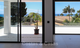 Villa contemporaine rénovée, prête à emménager, à deux pas de la mer avec vue panoramique sur la mer, à vendre à Marbella Est 32774 