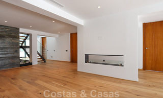 Villa contemporaine rénovée, prête à emménager, à deux pas de la mer avec vue panoramique sur la mer, à vendre à Marbella Est 32776 