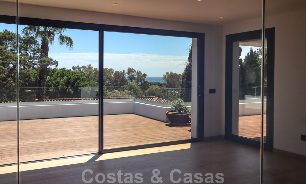 Villa contemporaine rénovée, prête à emménager, à deux pas de la mer avec vue panoramique sur la mer, à vendre à Marbella Est 32777