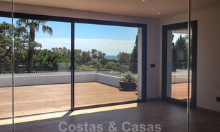 Villa contemporaine rénovée, prête à emménager, à deux pas de la mer avec vue panoramique sur la mer, à vendre à Marbella Est 32777 