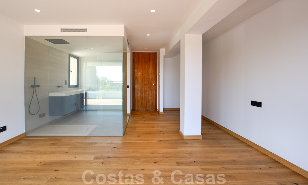 Villa contemporaine rénovée, prête à emménager, à deux pas de la mer avec vue panoramique sur la mer, à vendre à Marbella Est 32778