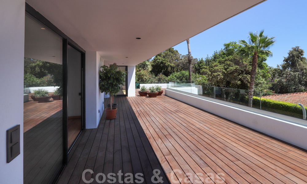 Villa contemporaine rénovée, prête à emménager, à deux pas de la mer avec vue panoramique sur la mer, à vendre à Marbella Est 32779