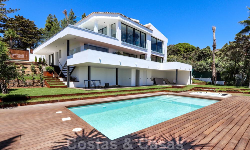 Villa contemporaine rénovée, prête à emménager, à deux pas de la mer avec vue panoramique sur la mer, à vendre à Marbella Est 32780