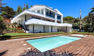 Villa contemporaine rénovée, prête à emménager, à deux pas de la mer avec vue panoramique sur la mer, à vendre à Marbella Est 32780 