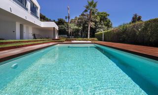 Villa contemporaine rénovée, prête à emménager, à deux pas de la mer avec vue panoramique sur la mer, à vendre à Marbella Est 32781 