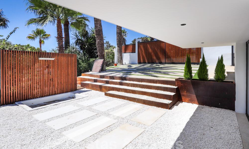 Villa contemporaine rénovée, prête à emménager, à deux pas de la mer avec vue panoramique sur la mer, à vendre à Marbella Est 32782