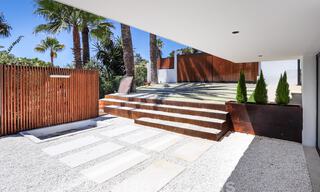 Villa contemporaine rénovée, prête à emménager, à deux pas de la mer avec vue panoramique sur la mer, à vendre à Marbella Est 32782 