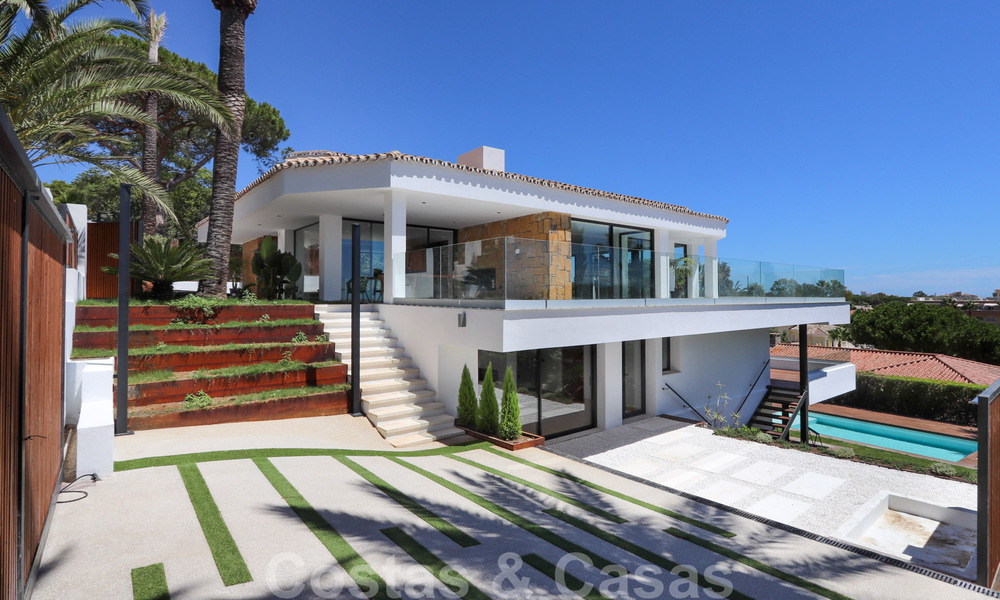 Villa contemporaine rénovée, prête à emménager, à deux pas de la mer avec vue panoramique sur la mer, à vendre à Marbella Est 32783