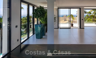 Villa contemporaine rénovée, prête à emménager, à deux pas de la mer avec vue panoramique sur la mer, à vendre à Marbella Est 32786 