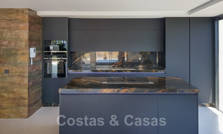 Villa contemporaine rénovée, prête à emménager, à deux pas de la mer avec vue panoramique sur la mer, à vendre à Marbella Est 32787 