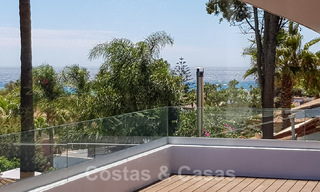 Villa contemporaine rénovée, prête à emménager, à deux pas de la mer avec vue panoramique sur la mer, à vendre à Marbella Est 32788 