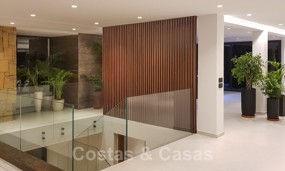 Villa contemporaine rénovée, prête à emménager, à deux pas de la mer avec vue panoramique sur la mer, à vendre à Marbella Est 32790