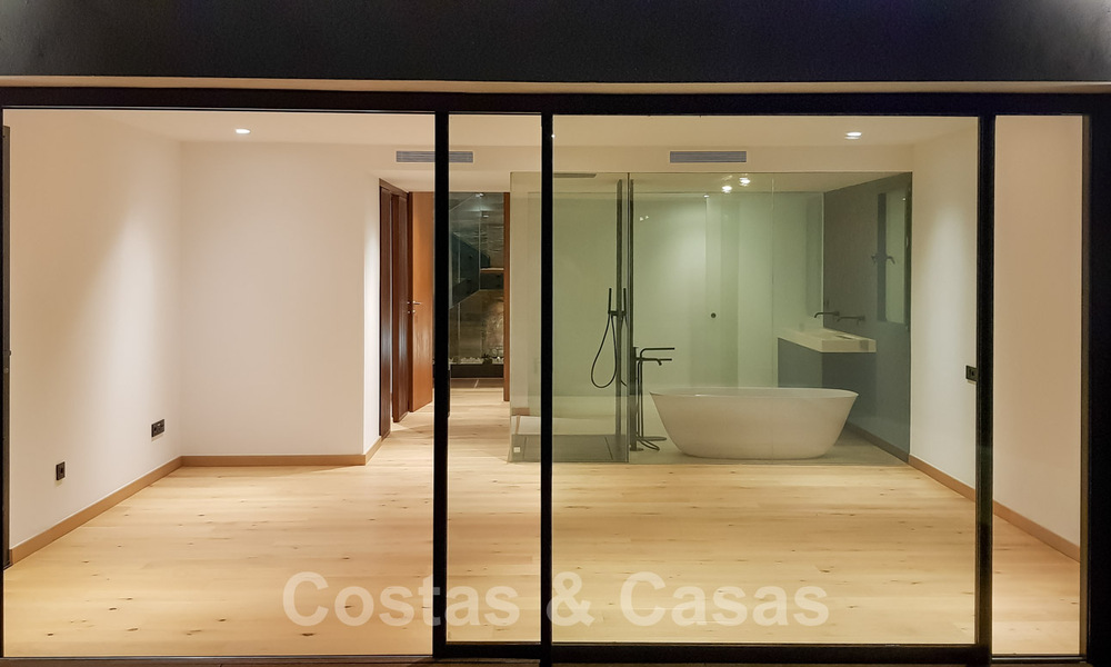 Villa contemporaine rénovée, prête à emménager, à deux pas de la mer avec vue panoramique sur la mer, à vendre à Marbella Est 32791