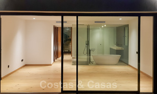 Villa contemporaine rénovée, prête à emménager, à deux pas de la mer avec vue panoramique sur la mer, à vendre à Marbella Est 32791 