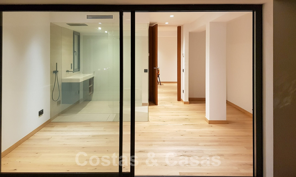 Villa contemporaine rénovée, prête à emménager, à deux pas de la mer avec vue panoramique sur la mer, à vendre à Marbella Est 32792