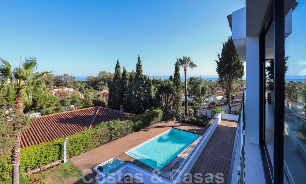 Villa contemporaine rénovée, prête à emménager, à deux pas de la mer avec vue panoramique sur la mer, à vendre à Marbella Est 32793