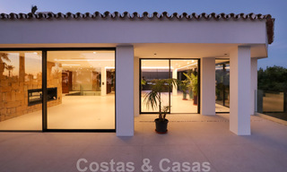 Villa contemporaine rénovée, prête à emménager, à deux pas de la mer avec vue panoramique sur la mer, à vendre à Marbella Est 32795 