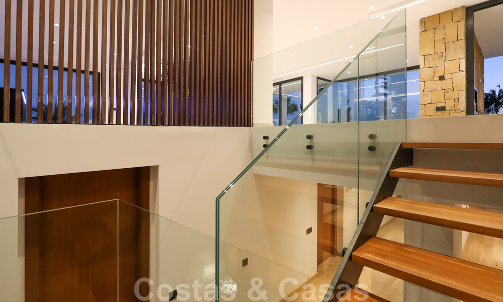 Villa contemporaine rénovée, prête à emménager, à deux pas de la mer avec vue panoramique sur la mer, à vendre à Marbella Est 32796