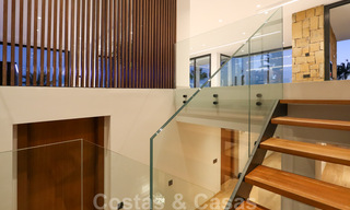 Villa contemporaine rénovée, prête à emménager, à deux pas de la mer avec vue panoramique sur la mer, à vendre à Marbella Est 32796 