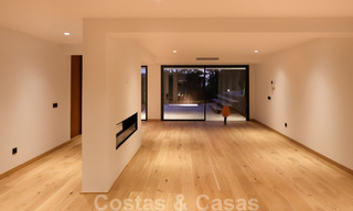 Villa contemporaine rénovée, prête à emménager, à deux pas de la mer avec vue panoramique sur la mer, à vendre à Marbella Est 32797 