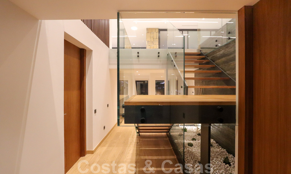 Villa contemporaine rénovée, prête à emménager, à deux pas de la mer avec vue panoramique sur la mer, à vendre à Marbella Est 32798