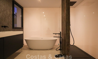 Villa contemporaine rénovée, prête à emménager, à deux pas de la mer avec vue panoramique sur la mer, à vendre à Marbella Est 32799 