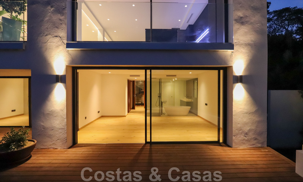 Villa contemporaine rénovée, prête à emménager, à deux pas de la mer avec vue panoramique sur la mer, à vendre à Marbella Est 32800