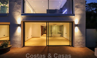 Villa contemporaine rénovée, prête à emménager, à deux pas de la mer avec vue panoramique sur la mer, à vendre à Marbella Est 32800 