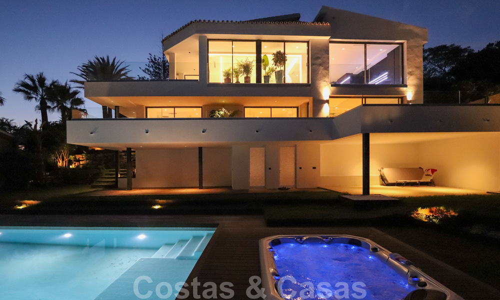 Villa contemporaine rénovée, prête à emménager, à deux pas de la mer avec vue panoramique sur la mer, à vendre à Marbella Est 32801