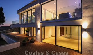 Villa contemporaine rénovée, prête à emménager, à deux pas de la mer avec vue panoramique sur la mer, à vendre à Marbella Est 32802 