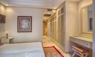 Appartement de luxe de 4 chambres dans un complexe de plage en première ligne, à distance de marche de Puerto Banus à Marbella 32807 