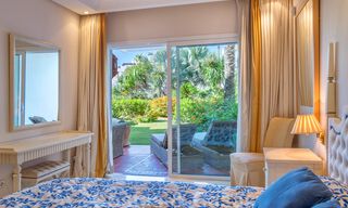 Appartement de luxe de 4 chambres dans un complexe de plage en première ligne, à distance de marche de Puerto Banus à Marbella 32810 