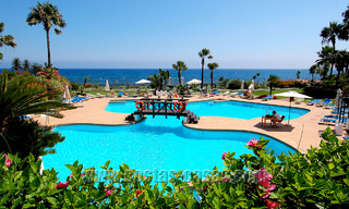 Appartement de luxe de 4 chambres dans un complexe de plage en première ligne, à distance de marche de Puerto Banus à Marbella 32846 
