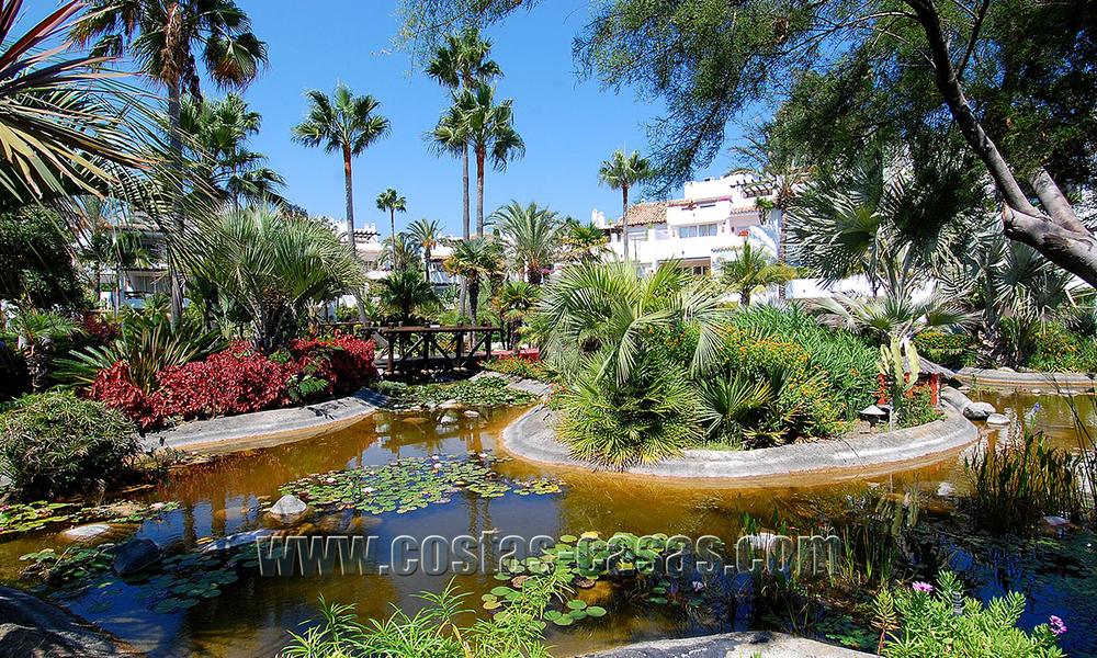 Appartement de luxe de 4 chambres dans un complexe de plage en première ligne, à distance de marche de Puerto Banus à Marbella 32850