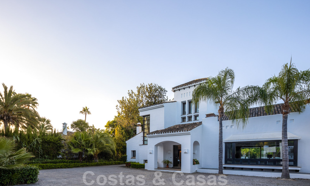 Villa de luxe à vendre de style espagnol à distance de marche de la plage, du terrain de golf et des commodités dans le prestigieux quartier de Guadalmina Baja à Marbella 32899