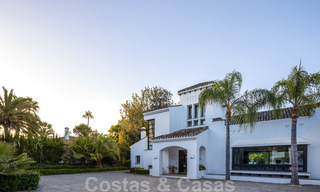 Villa de luxe à vendre de style espagnol à distance de marche de la plage, du terrain de golf et des commodités dans le prestigieux quartier de Guadalmina Baja à Marbella 32899 