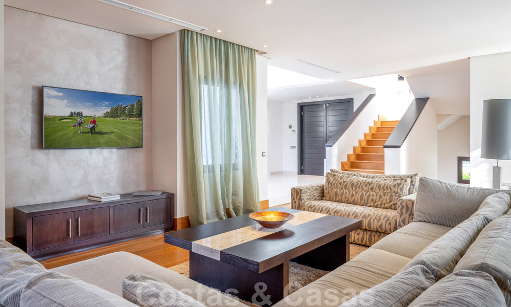 Villa de luxe à vendre de style espagnol à distance de marche de la plage, du terrain de golf et des commodités dans le prestigieux quartier de Guadalmina Baja à Marbella 32901