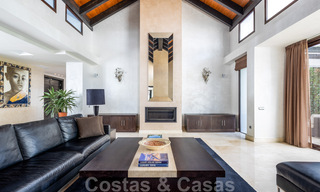 Villa de luxe à vendre de style espagnol à distance de marche de la plage, du terrain de golf et des commodités dans le prestigieux quartier de Guadalmina Baja à Marbella 32905 