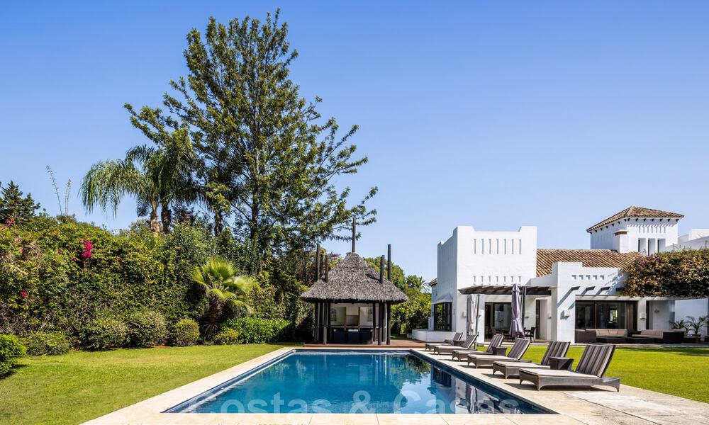 Villa de luxe à vendre de style espagnol à distance de marche de la plage, du terrain de golf et des commodités dans le prestigieux quartier de Guadalmina Baja à Marbella 32906