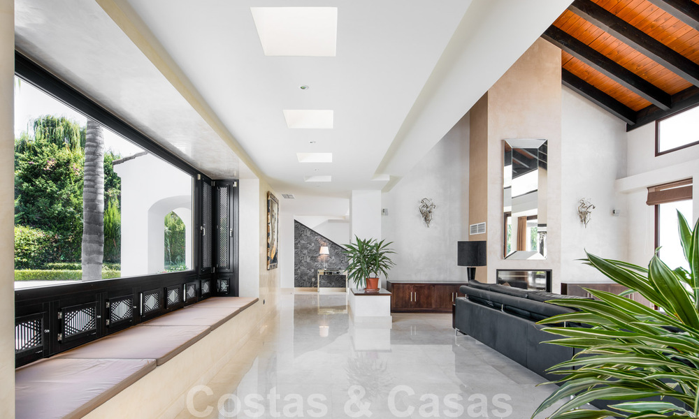 Villa de luxe à vendre de style espagnol à distance de marche de la plage, du terrain de golf et des commodités dans le prestigieux quartier de Guadalmina Baja à Marbella 32908
