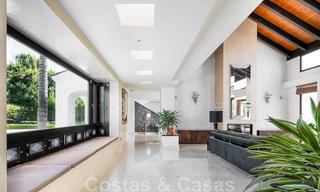 Villa de luxe à vendre de style espagnol à distance de marche de la plage, du terrain de golf et des commodités dans le prestigieux quartier de Guadalmina Baja à Marbella 32908 
