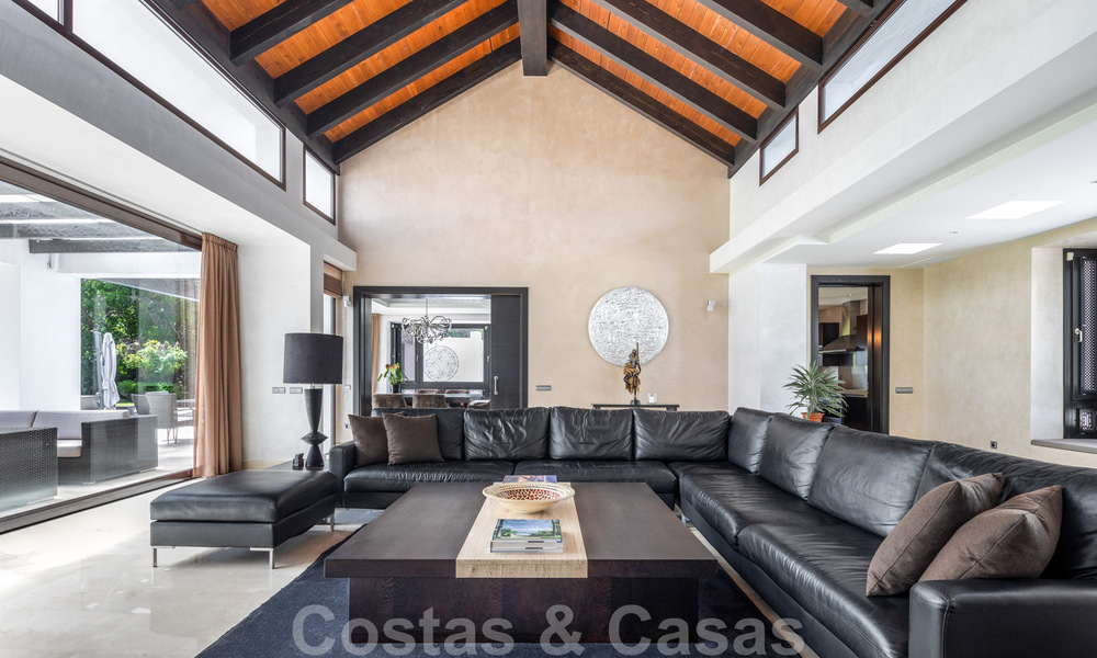 Villa de luxe à vendre de style espagnol à distance de marche de la plage, du terrain de golf et des commodités dans le prestigieux quartier de Guadalmina Baja à Marbella 32910