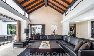 Villa de luxe à vendre de style espagnol à distance de marche de la plage, du terrain de golf et des commodités dans le prestigieux quartier de Guadalmina Baja à Marbella 32910 