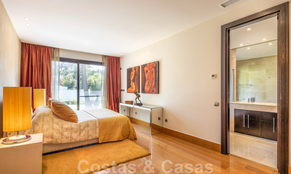 Villa de luxe à vendre de style espagnol à distance de marche de la plage, du terrain de golf et des commodités dans le prestigieux quartier de Guadalmina Baja à Marbella 32911