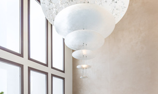 Villa de luxe à vendre de style espagnol à distance de marche de la plage, du terrain de golf et des commodités dans le prestigieux quartier de Guadalmina Baja à Marbella 32913 