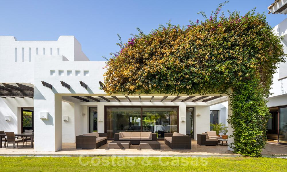 Villa de luxe à vendre de style espagnol à distance de marche de la plage, du terrain de golf et des commodités dans le prestigieux quartier de Guadalmina Baja à Marbella 32917