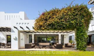 Villa de luxe à vendre de style espagnol à distance de marche de la plage, du terrain de golf et des commodités dans le prestigieux quartier de Guadalmina Baja à Marbella 32917 