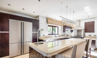 Villa de luxe à vendre de style espagnol à distance de marche de la plage, du terrain de golf et des commodités dans le prestigieux quartier de Guadalmina Baja à Marbella 32919 